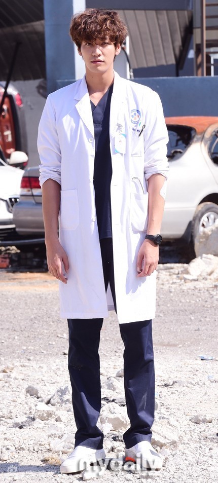 韩剧《D-DAY》金英光再演医生 灰头土脸救援