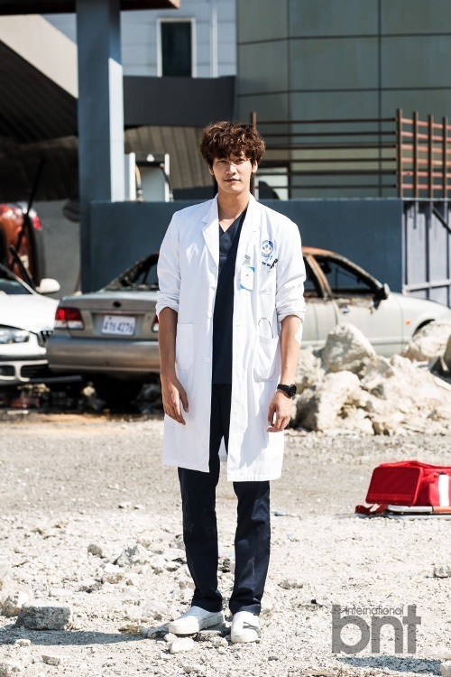 韩剧《D-DAY》金英光再演医生 灰头土脸救援