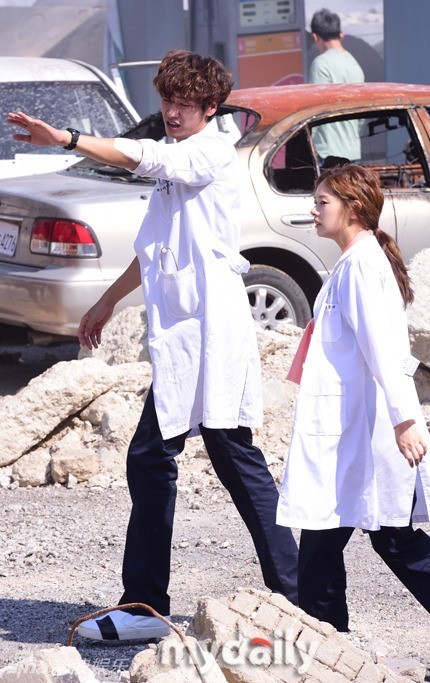 韩剧《D-DAY》金英光再演医生 灰头土脸救援