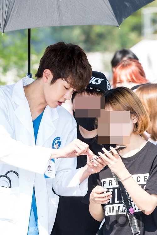 韩剧《D-DAY》金英光再演医生 灰头土脸救援