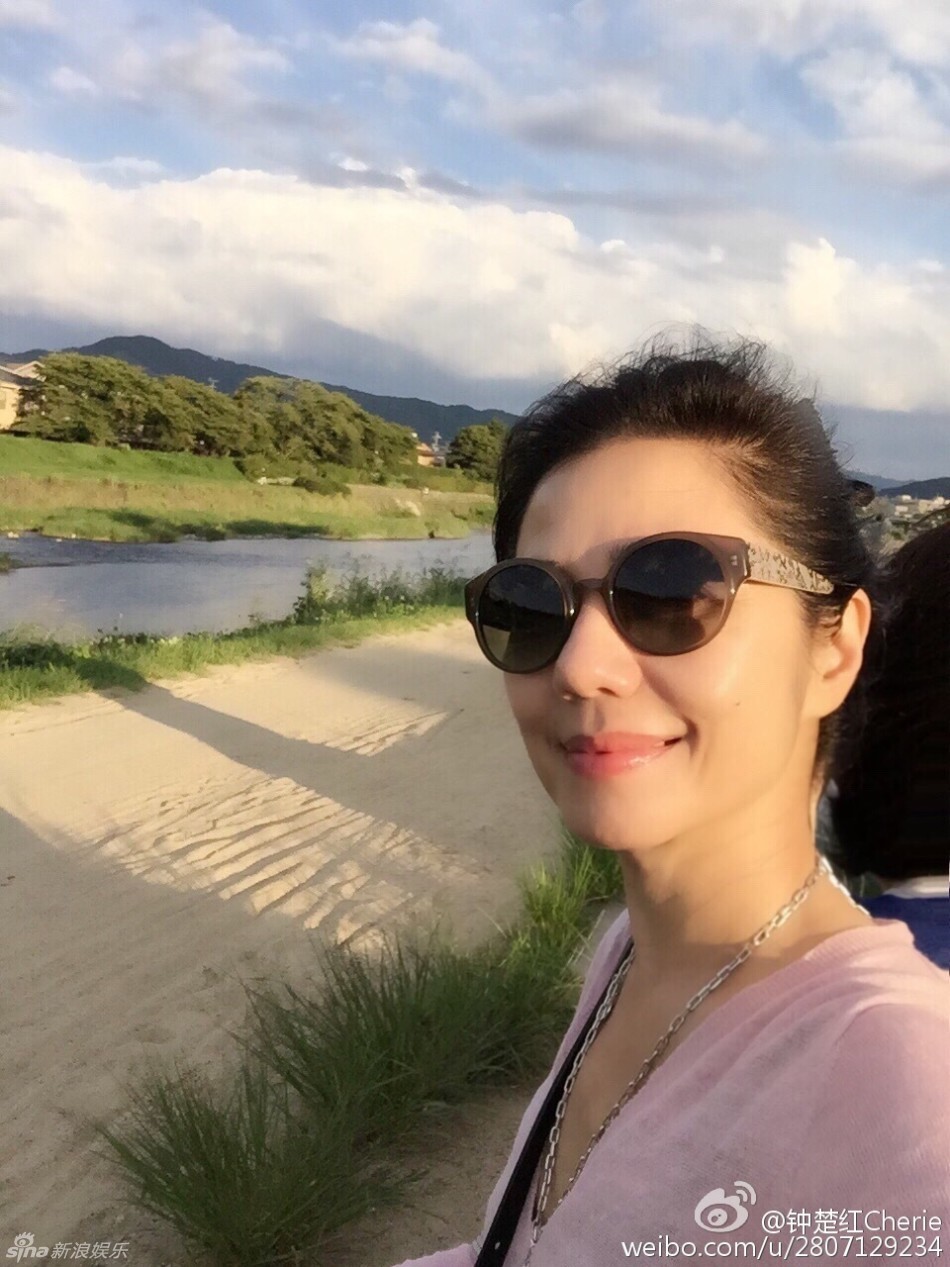 组图:55岁钟楚红度假晒美照 优雅女神甜笑迷人_扬子晚报网