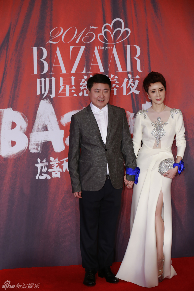 组图:于冬金巧巧恩爱亮相芭莎明星慈善夜红毯