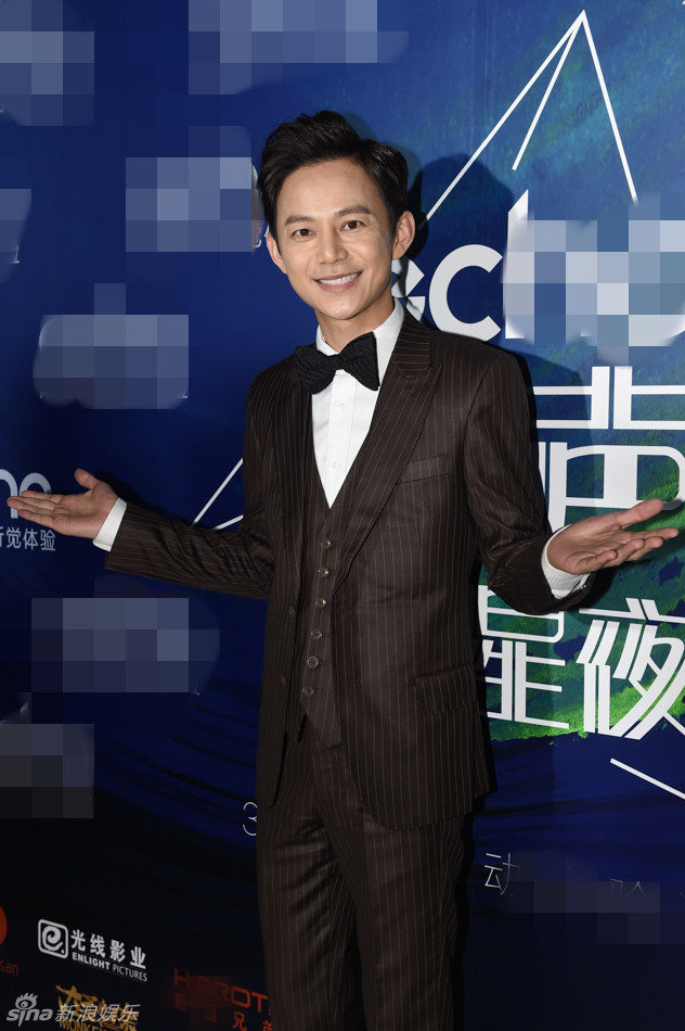 组图:何炅修身西服型男范 与苏芒携手亮相_高清图集
