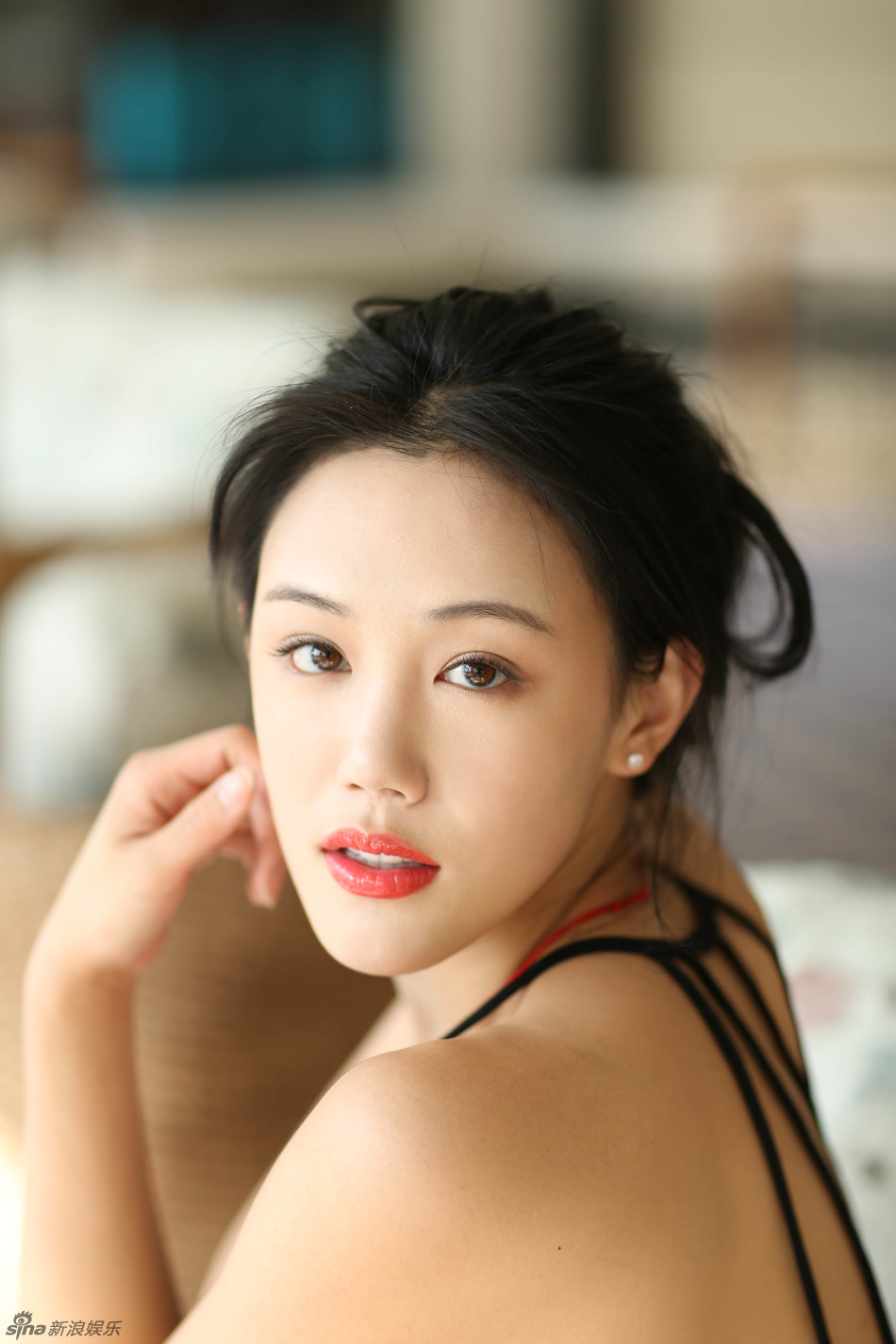 中国内地美女演员高丽雯最新夏日写真大片