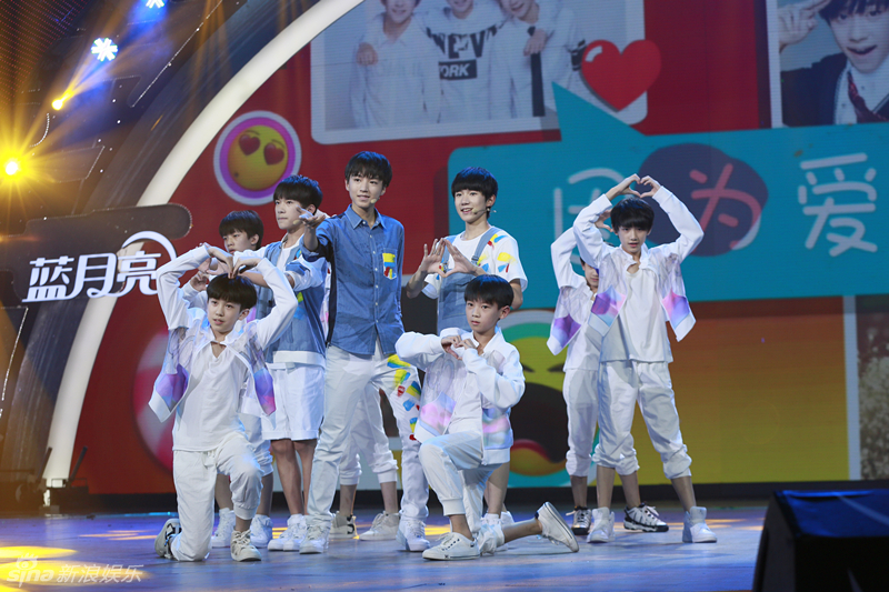 TFBOYS携TF家族师弟亮相中秋晚会高清组图 展家族爱