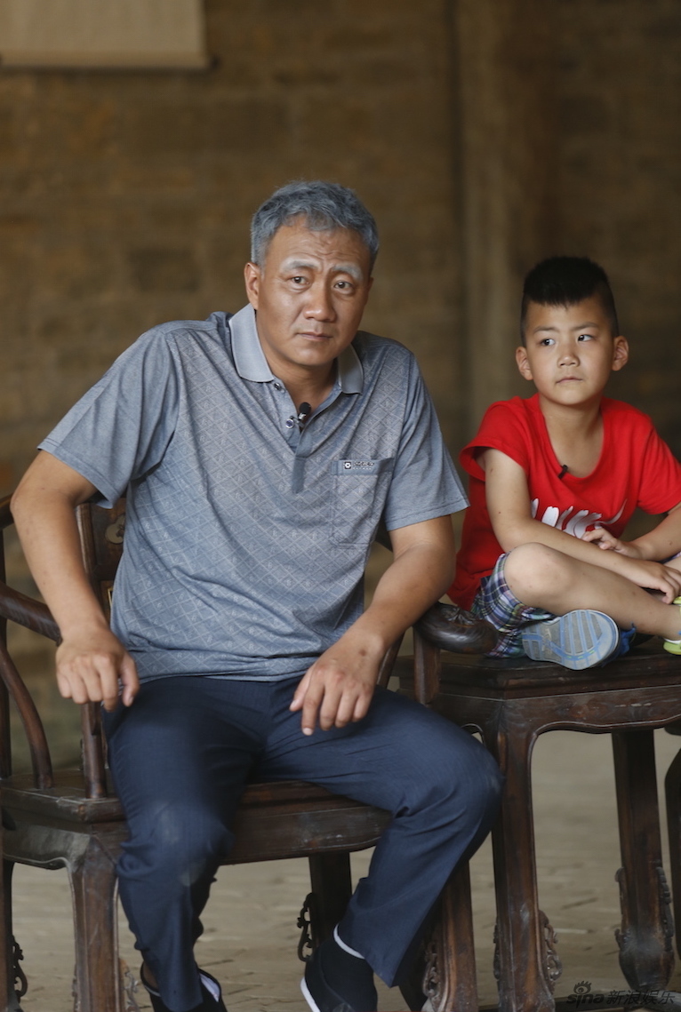 爸爸3变老妆容逼真 刘烨胡军头发白满脸褶_娱