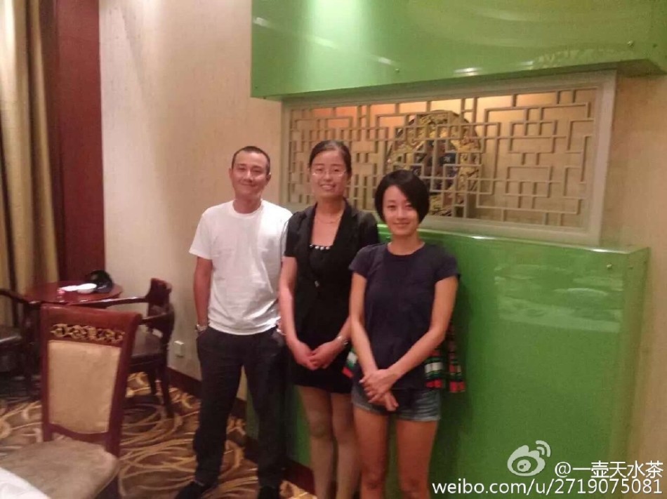 马伊琍夫妇带女儿回老家 文章变奶爸抱娃