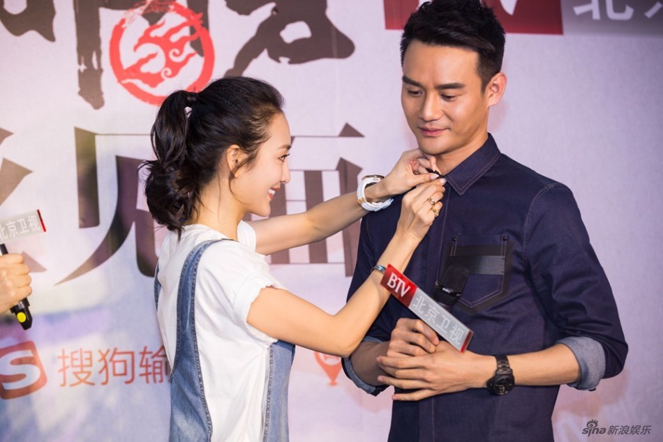 粉丝见面会,剧中主演王凯,王鸥,程皓枫在现场与粉丝玩游戏亲密互动