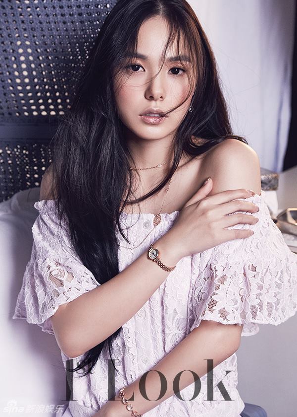 bigbang太阳女友闵孝琳美背香肩展风情