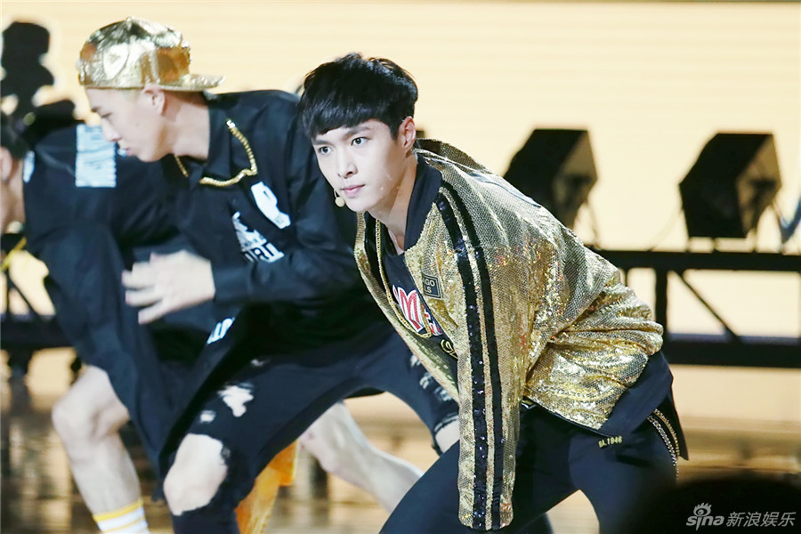 张艺兴解锁中国NBA中场秀 唱跳引爆全场 -- 佛