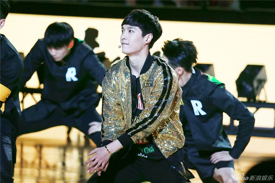 张艺兴解锁中国NBA中场秀 唱跳引爆全场 -- 佛