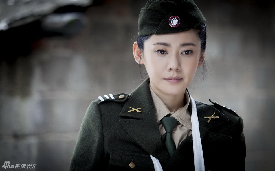 组图:《最后一战》曝秋瓷炫军装剧照 飒爽英姿
