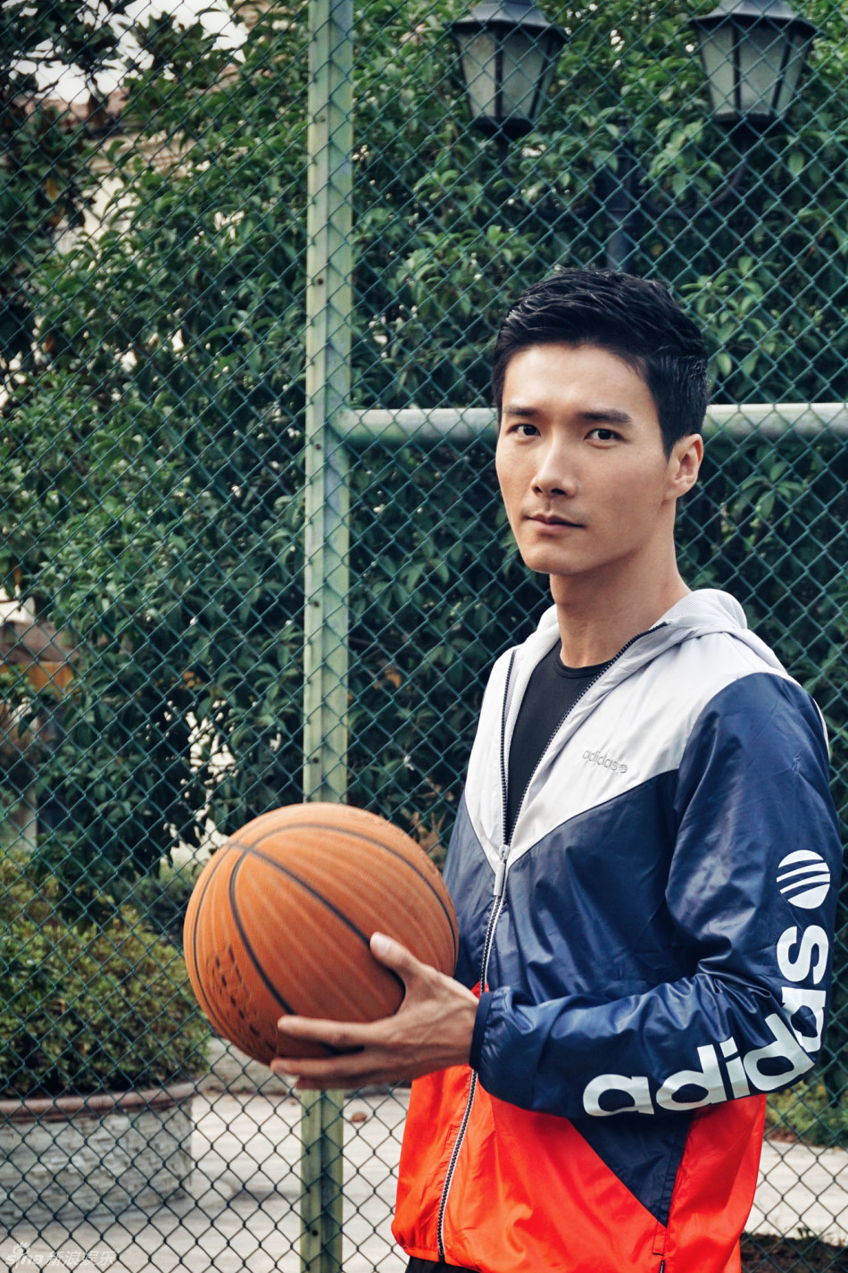 李泰户外大片迷人亲和 时尚型男酷爱运动--扬子晚报网