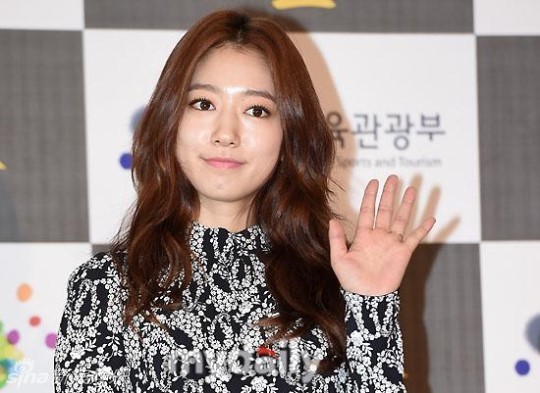 朴信惠包裹严实走红毯 鞋跟太高脚背直立