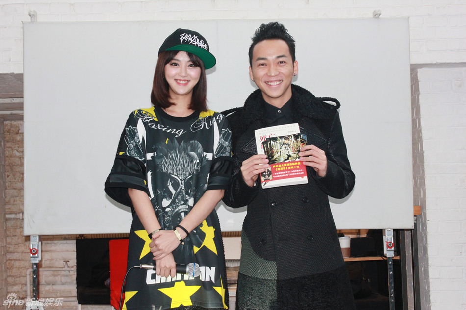 图片:甘露出席创意时尚活动 造型多变粉丝互动