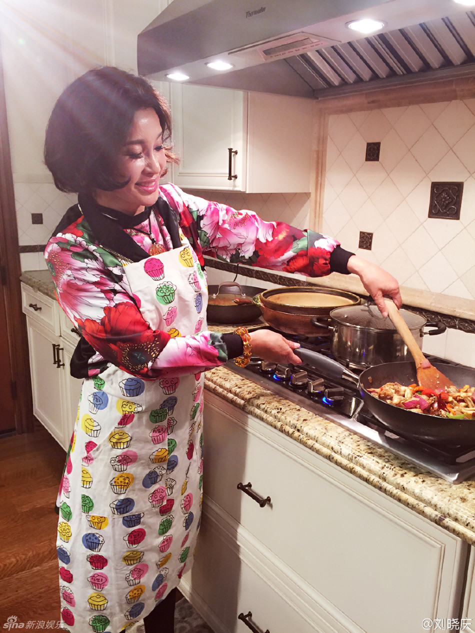 刘晓庆60岁生日聚会 亲自下厨被赞贤惠