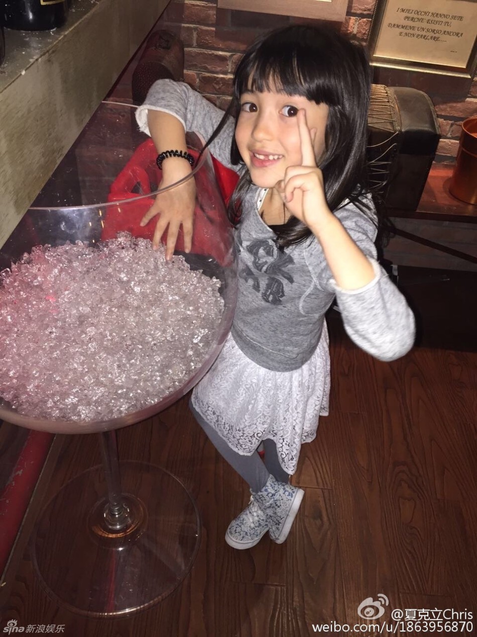 组图:夏天和大叔好友搞怪 小公主甜笑萌化网友