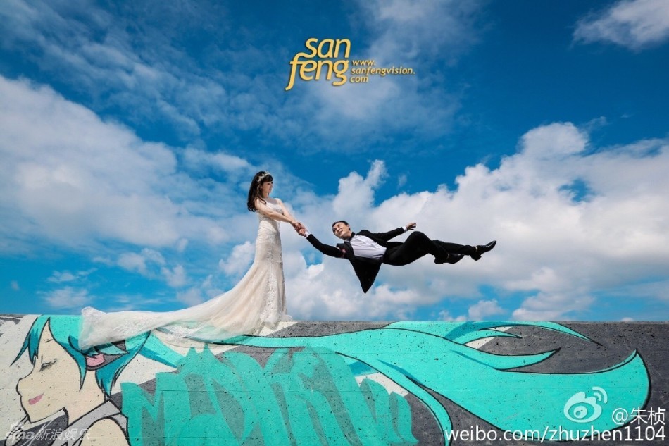 上海主持 朱桢晒婚纱照  烟花中拥吻显浪漫 - 粉