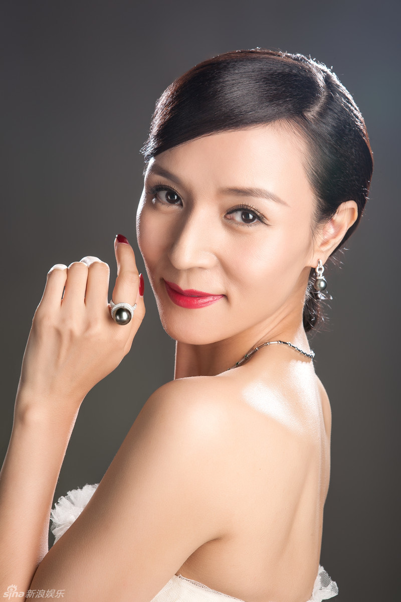 组图:龙媚拍摄珠宝系列大片 尽显优雅高贵气质_高清