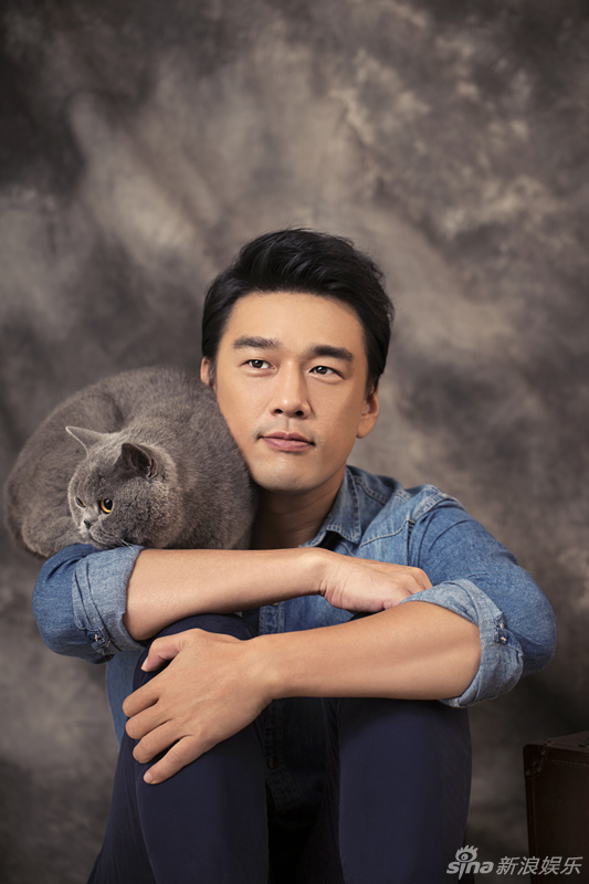 组图:王耀庆受邀拍杂志大片 温馨分享爱猫心得_高清