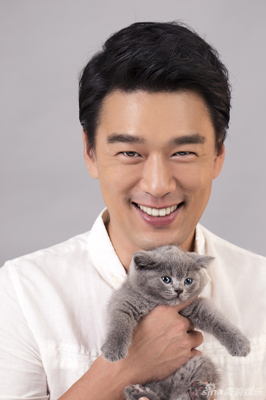 组图:王耀庆受邀拍杂志大片 温馨分享爱猫心得_高清