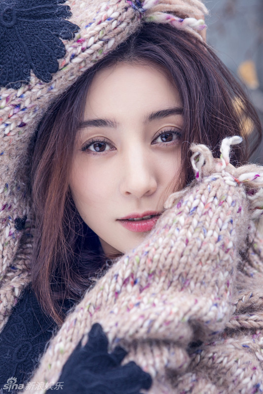 12 09:12:17 1 / 5 新浪娱乐讯  演员周庭伊曝光了一组初冬写真大片