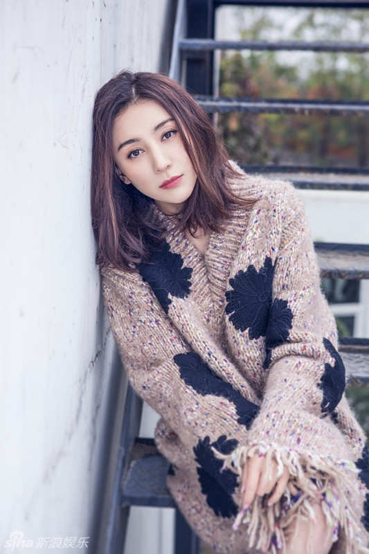 新浪娱乐讯 演员周庭伊曝光了一组初冬写真大片,照片中的她,身着彩色