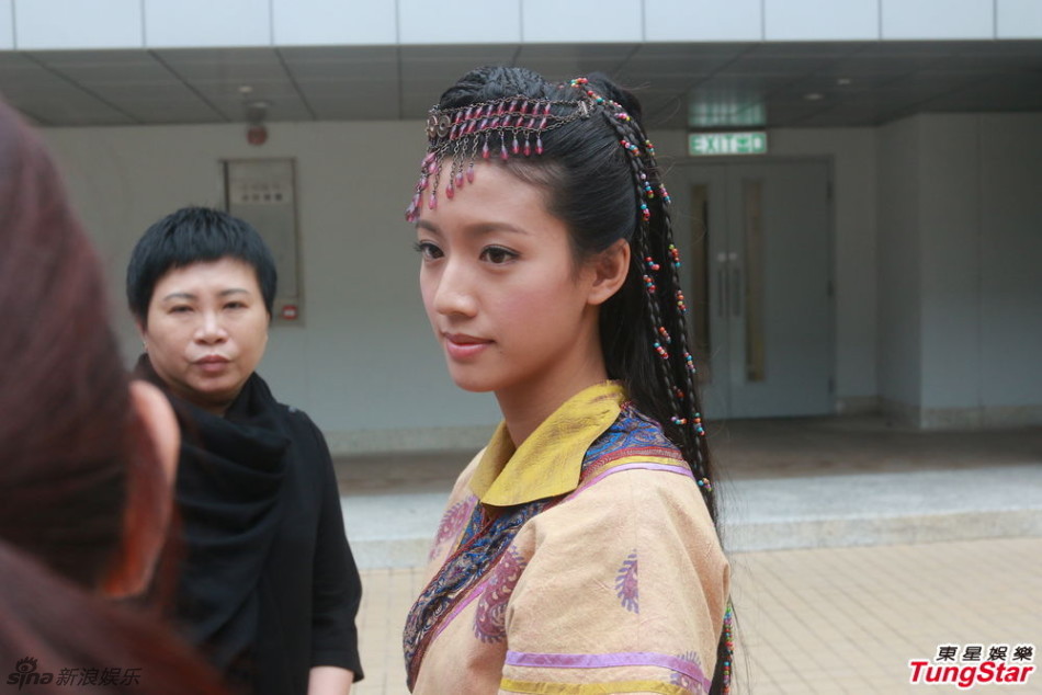 组图:蔡思贝避谈学历惹质疑 称不想影响工作 -