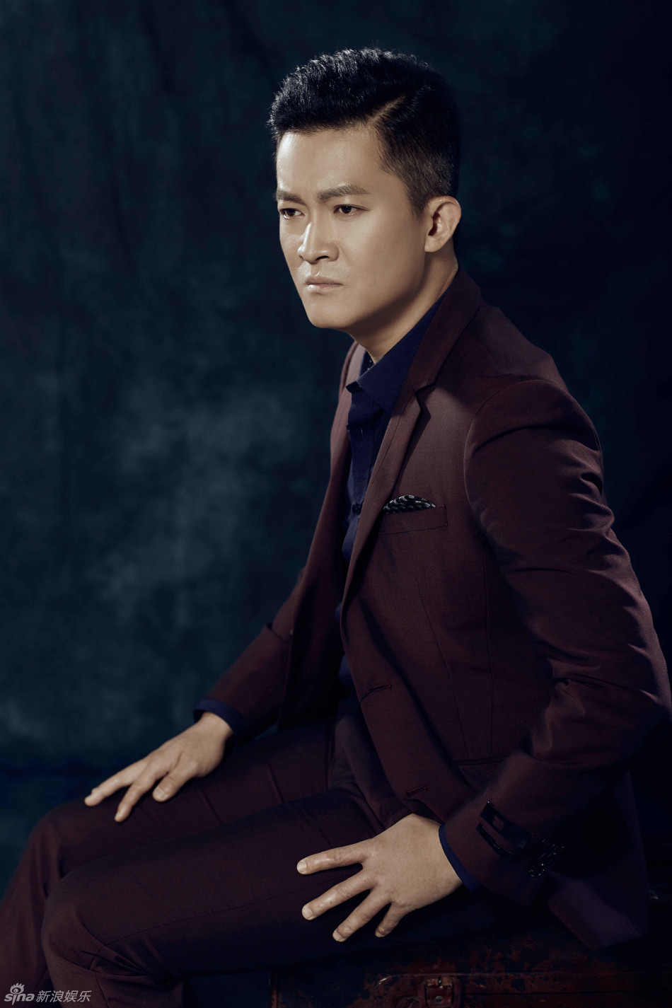 杨志刚时尚写真 轻熟气质眼神深邃_高清图集_新浪网