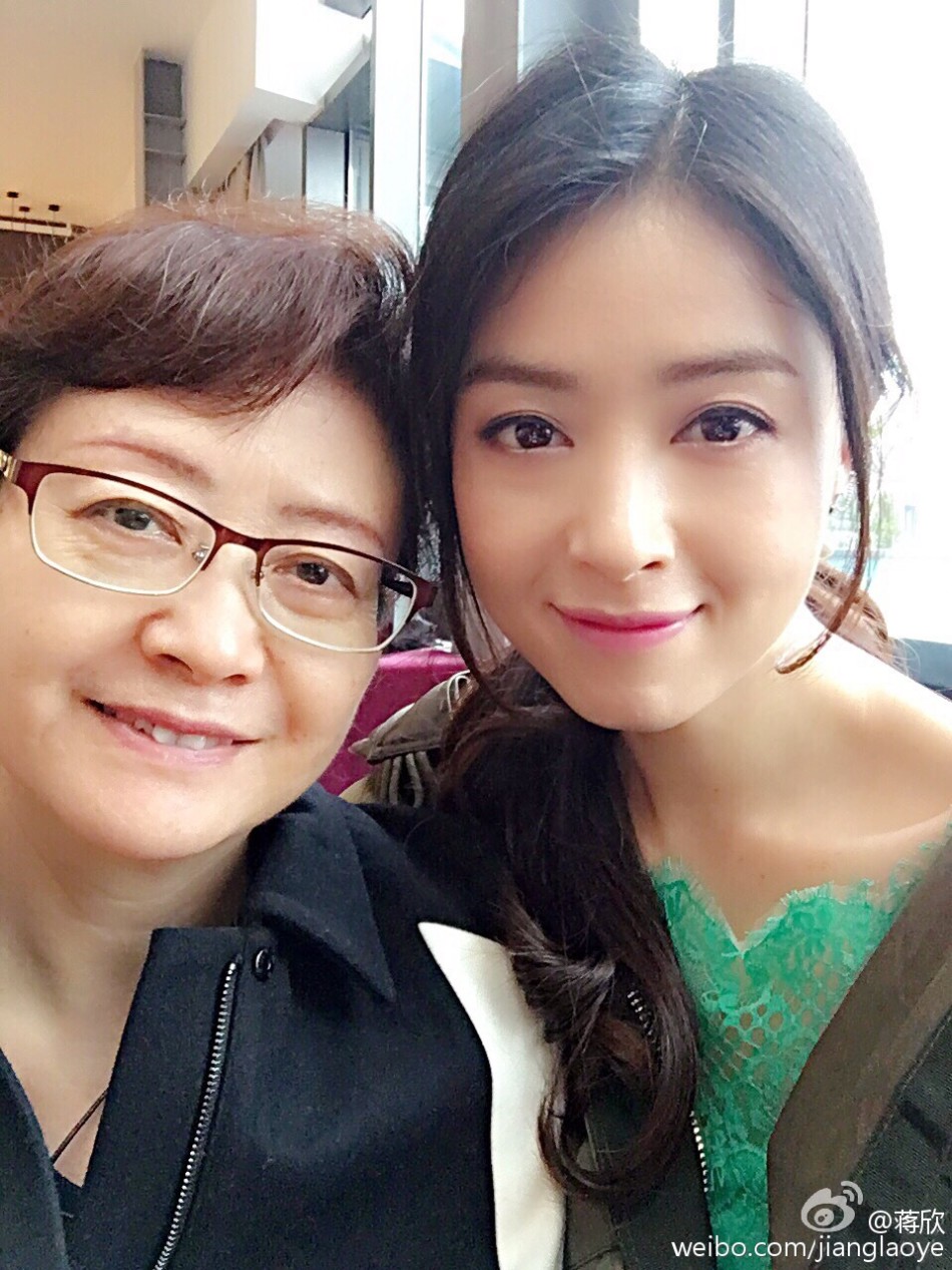 组图 蒋欣晒与妈妈温馨合照 母女俩十分相像