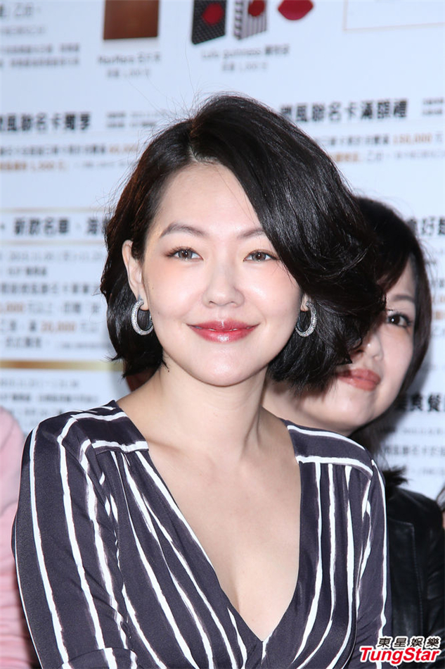 小s停康熙泪崩哀喊穷 出席活动尺度大开