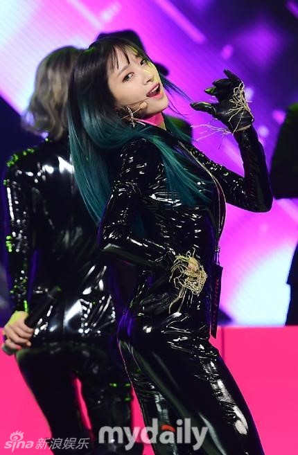 韩女团exid紧身衣裹曲线 hani被男伴舞摸全身_高清图集_新浪网