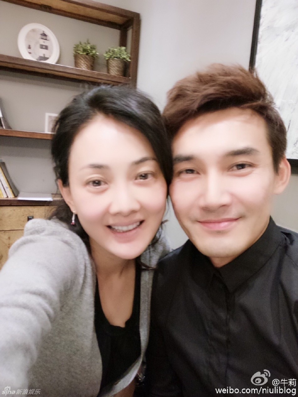 牛莉左拥张铎右搂林永健 称前夫后夫相聚