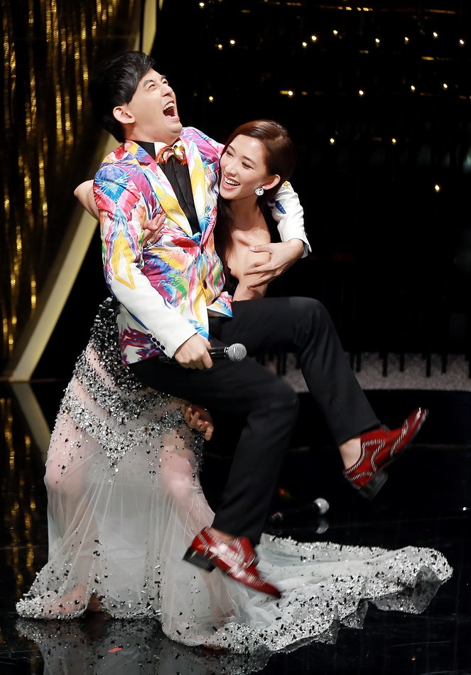 主持人林志玲变装play,公主抱黄子佼,苏有朋林心如"还珠组合"爱的抱抱