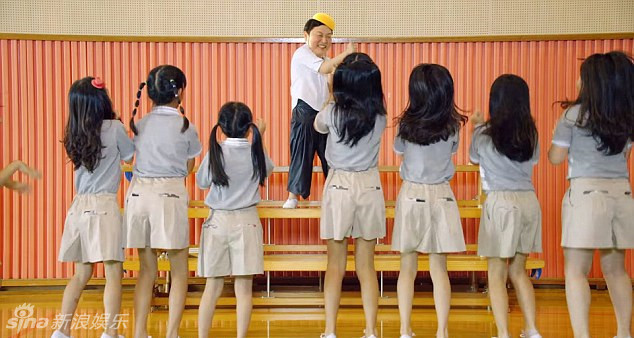 演完婴儿演秃头!鸟叔新歌一人饰祖孙三代