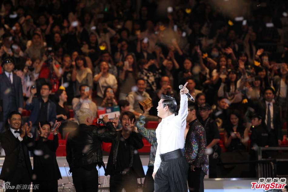 韩国MAMA颁奖60岁周润发获韩星热捧 与鸟叔