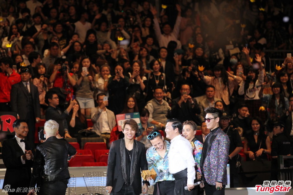 韩国MAMA颁奖60岁周润发获韩星热捧 与鸟叔