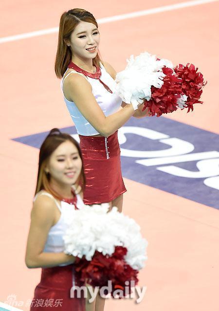 组图:韩国啦啦队主动掀裙 故意露出底裤抢镜_高清图集_新浪网