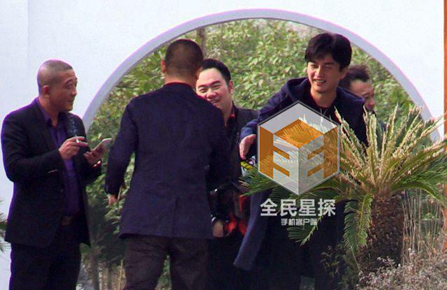 陈晓带陈妍希回老家认亲祭祖 小公园里缠绵热吻_高清