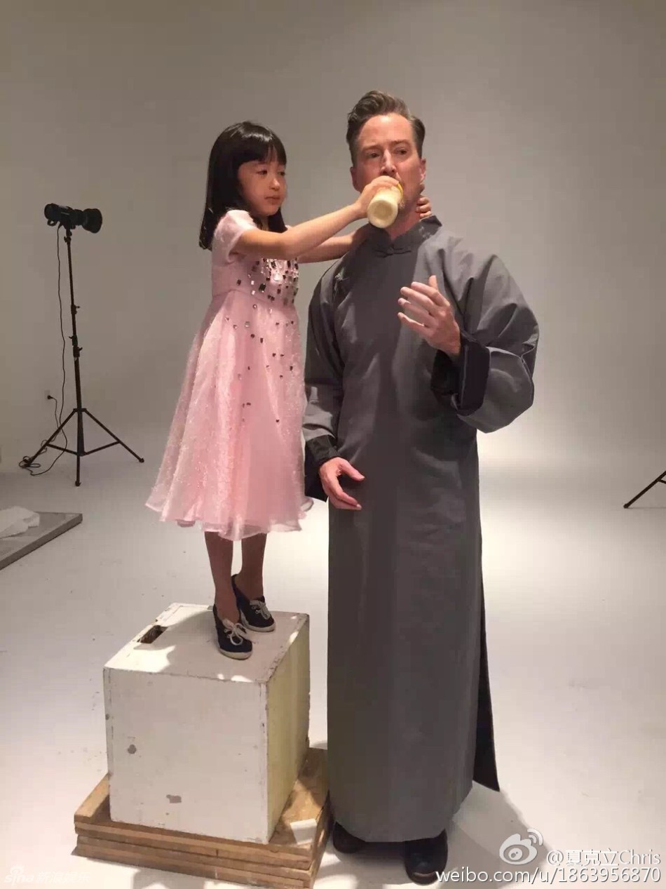 组图:夏克立一家录节目 夏天调皮钻黄嘉千裙底