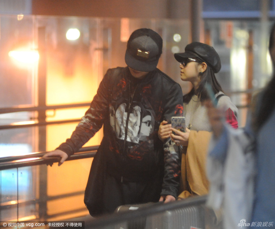 组图:小鸟依人!陈妍希牵手男友陈晓形影不离