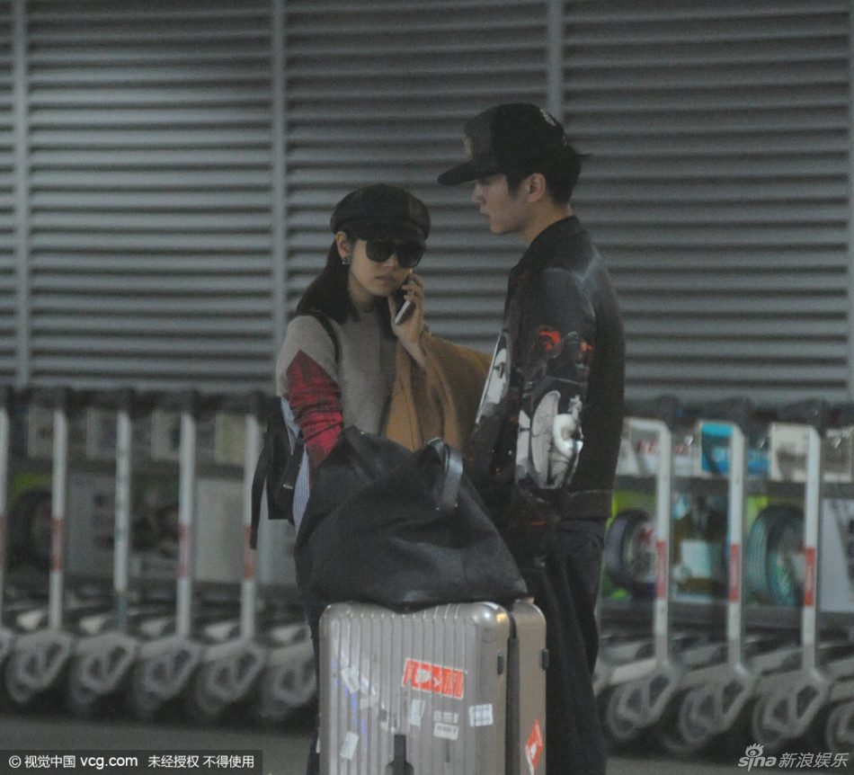 组图:小鸟依人!陈妍希牵手男友陈晓形影不离