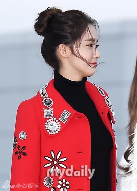 组图:少女时代光腿飞赴日本 允儿红衣太美了