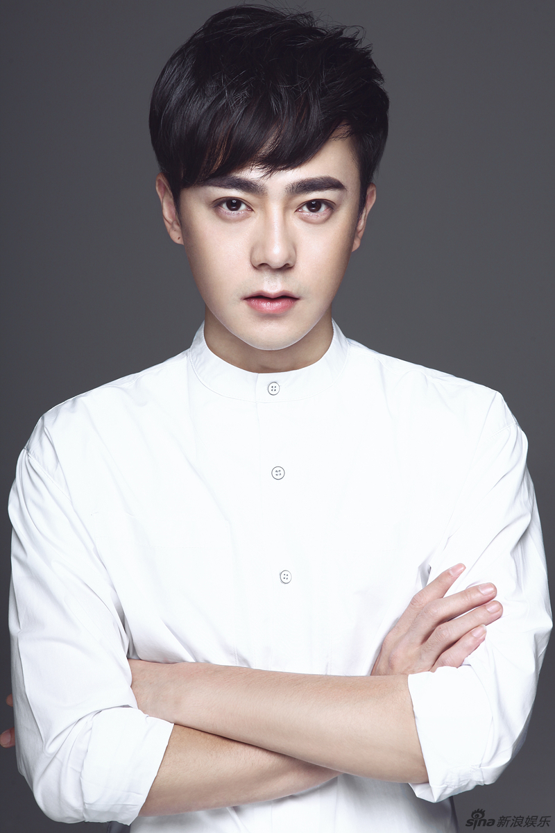 曲哲明曝帅气白衬衣写真 气质纯净不高冷 -- 佛山E家|佛山信息网|顺德信息网|第一综合信息门户网-FSEHOME.COM
