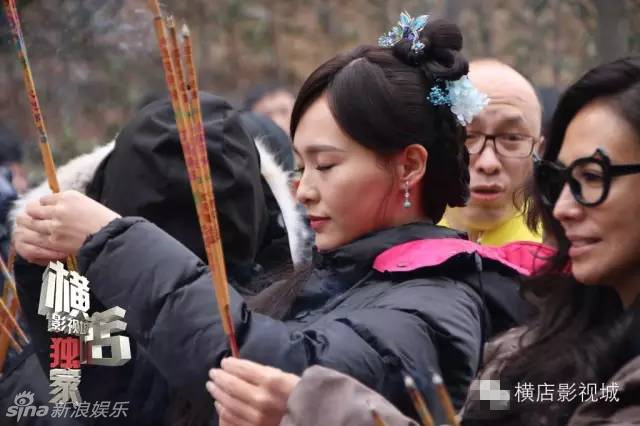 组图:《锦绣未央》横店开机 唐嫣裹羽绒服抗寒