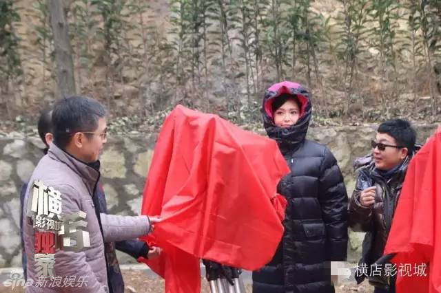 组图:《锦绣未央》横店开机 唐嫣裹羽绒服抗寒
