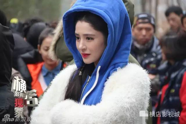 组图:《锦绣未央》横店开机 唐嫣裹羽绒服抗寒