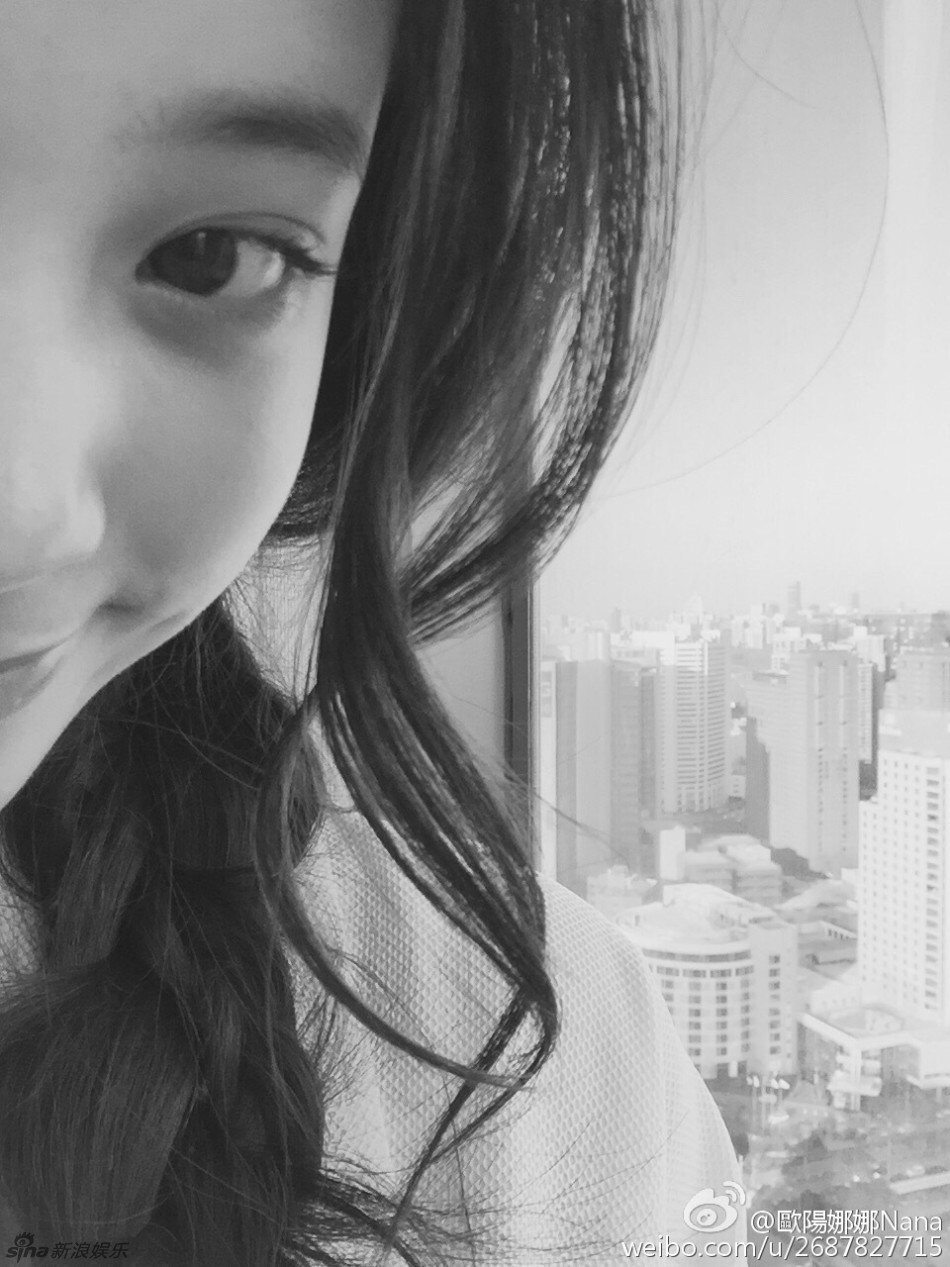 组图:欧阳娜娜晒湿发照 嘟嘴卖萌显青涩