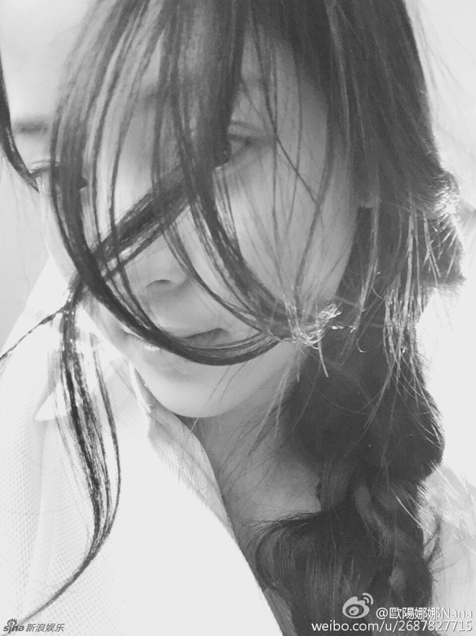 组图:欧阳娜娜晒湿发照 嘟嘴卖萌显青涩