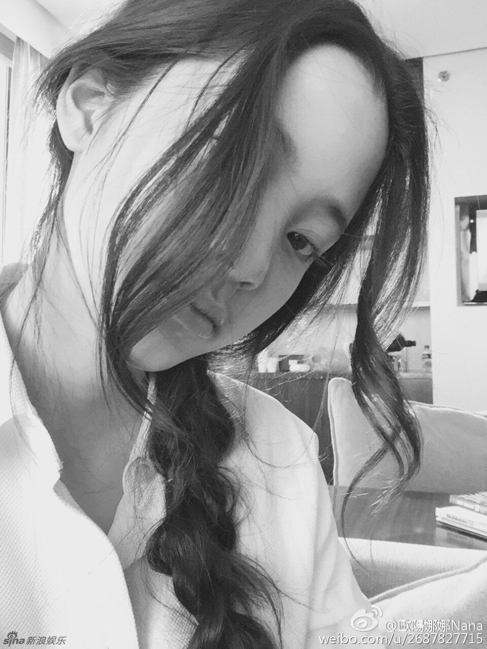 组图:欧阳娜娜晒湿发照 嘟嘴卖萌显青涩